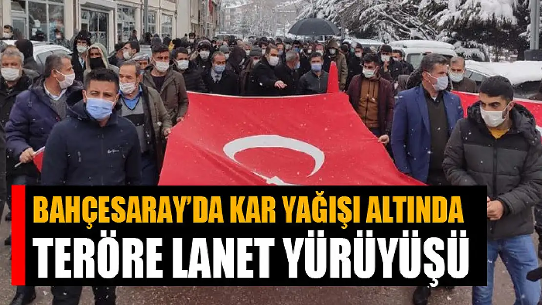 Bahçesaray'da lapa lapa kar yağışı altında teröre lanet yürüyüşü