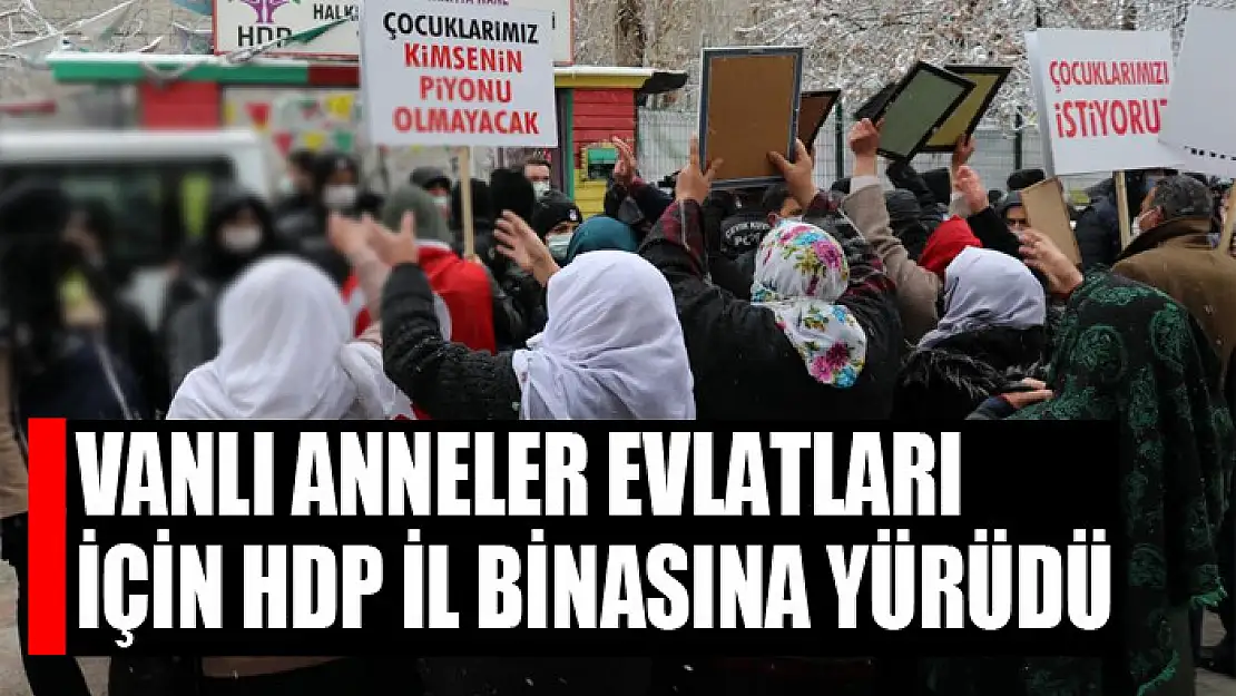 Vanlı anneler evlatları için HDP il binasına yürüdü