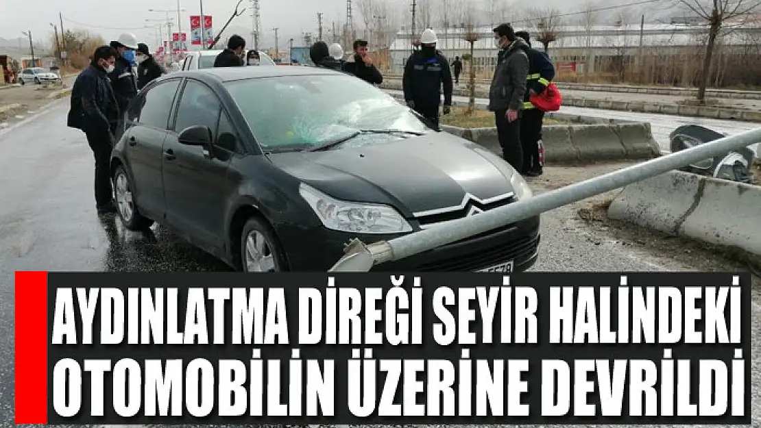 Aydınlatma direği seyir halindeki otomobilin üzerine devrildi