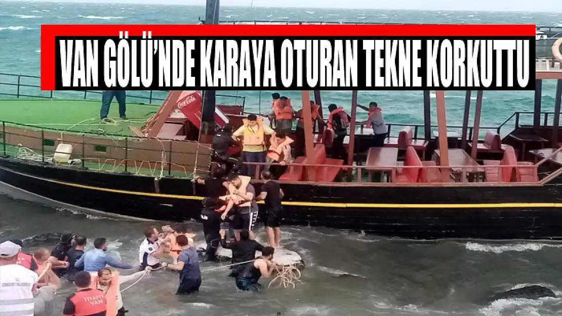 Van Gölü'nde karaya oturan tekne korkuttu