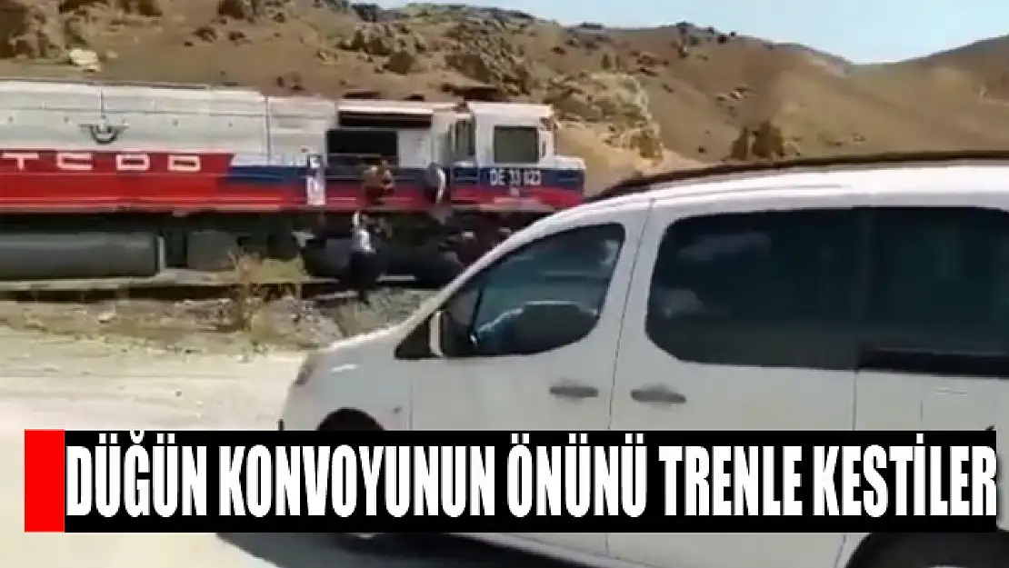 Düğün konvoyunun önünü trenle kestiler