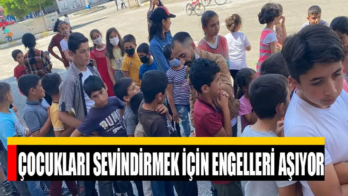 Çocukları sevindirmek için engelleri aşıyor