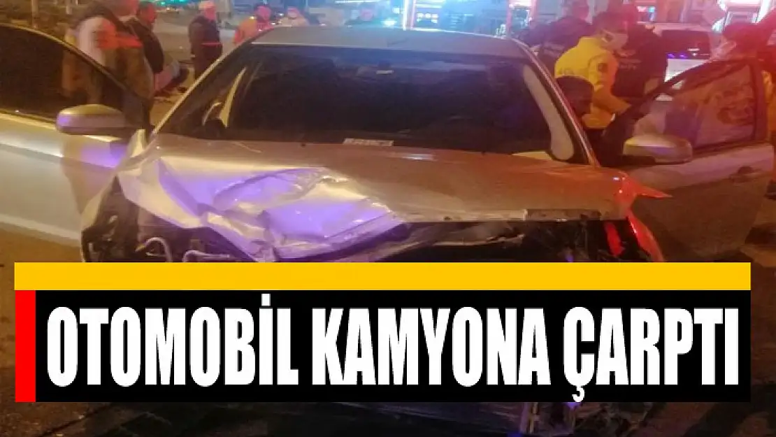 Otomobil kamyona çarptı