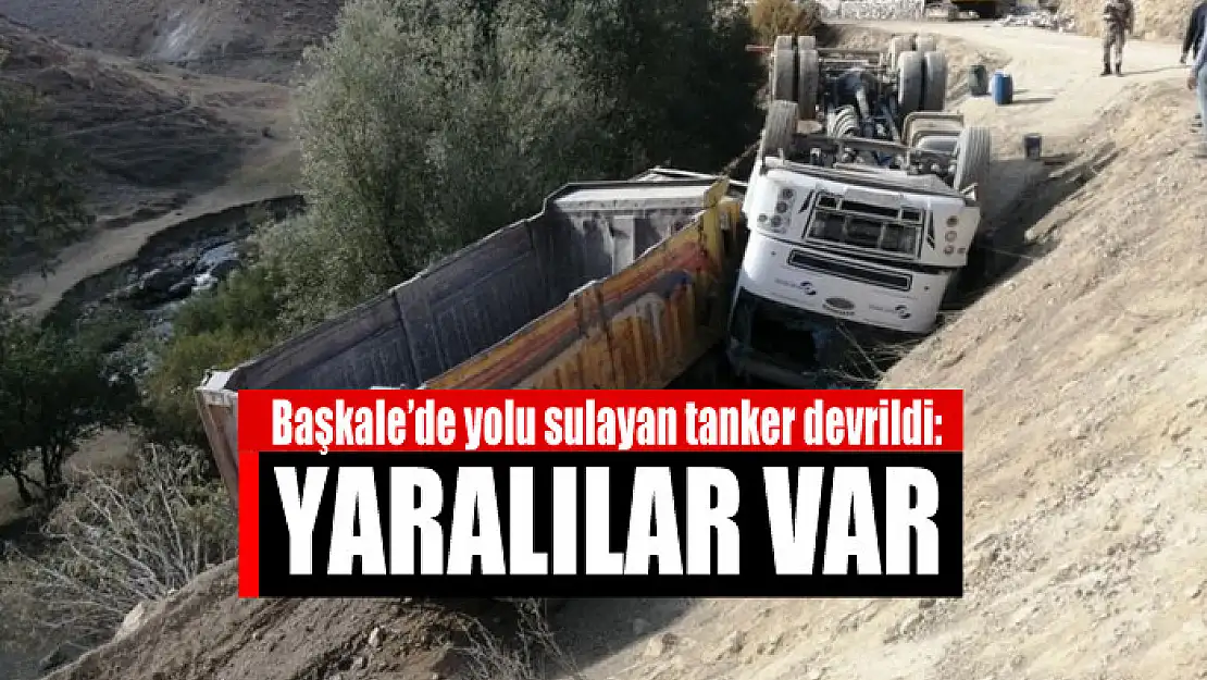 Başkale'de yolu sulayan tanker devrildi: Yaralılar var