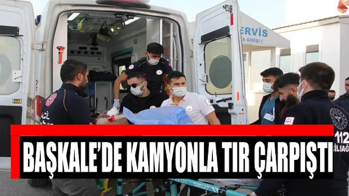 Başkale'de kamyonla tır çarpıştı