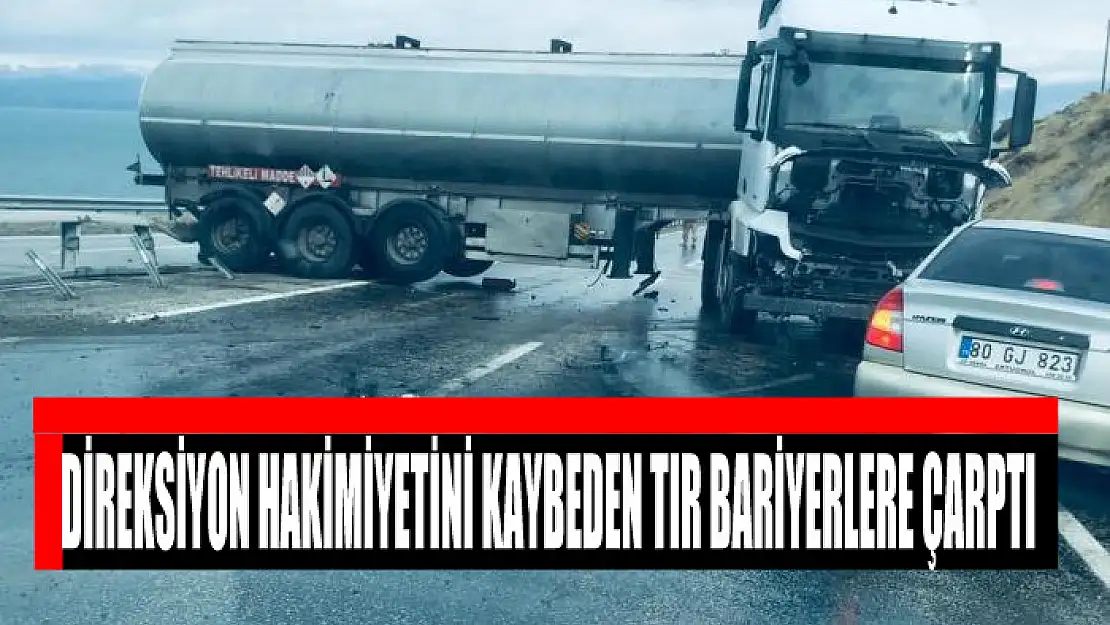 Direksiyon hakimiyetini kaybeden tır bariyerlere çarptı