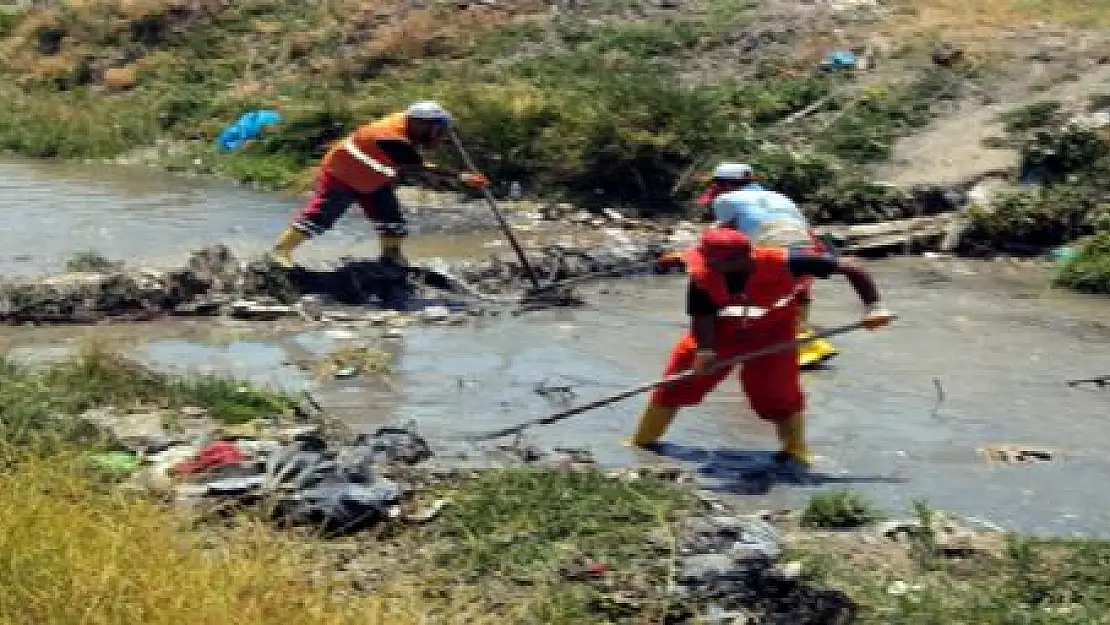 İKİ DEREDEN 100 TON ÇÖP ÇIKARILDI