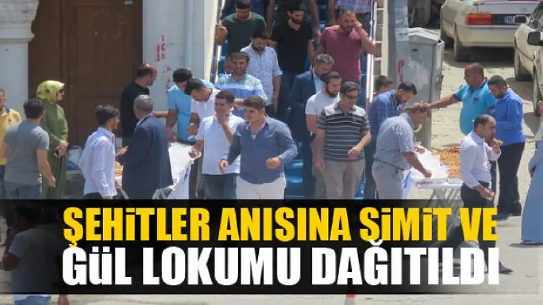 Edremit'te şehitler anısına simit ve gül lokumu dağıtıldı