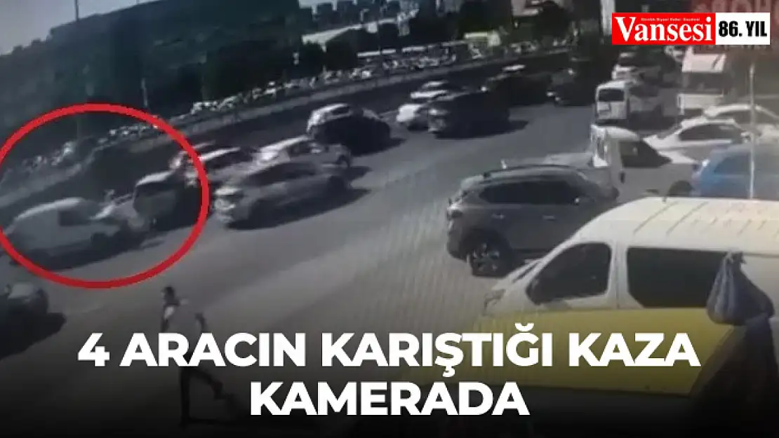 4 aracın karıştığı kaza kamerada