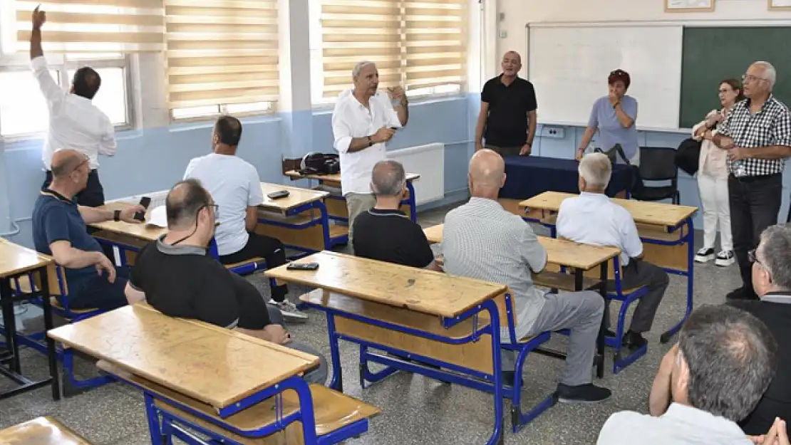 40 yıl sonra aynı okulda, aynı sınıfta ve aynı sıralarda buluştular