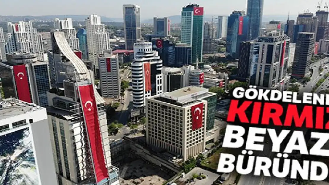 Gökdelenler kırmızı beyaza büründü