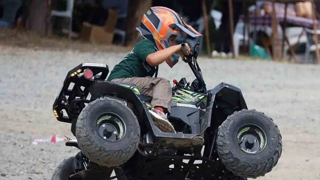 6 yaşındaki Ömer, ATV motoruyla festivalde dikkat çekti