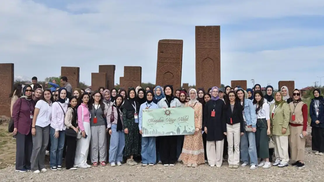 65 ilden bin 600 öğrenci Cumhurbaşkanlığı Külliyesi'nde ağırlandı