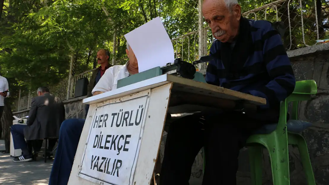 80 yaşındaki emekli astsubay 30 yıldır adliye önünde daktilo ile arzuhalcilik yapıyor