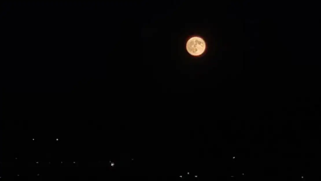 82 dakika sürecek Kanlı Ay tutulması başladı