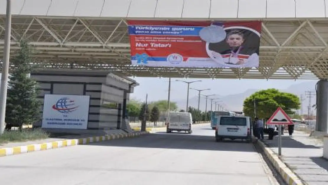 OLİMPİYAT  SEVİNCİ  PANKARTLARDA
