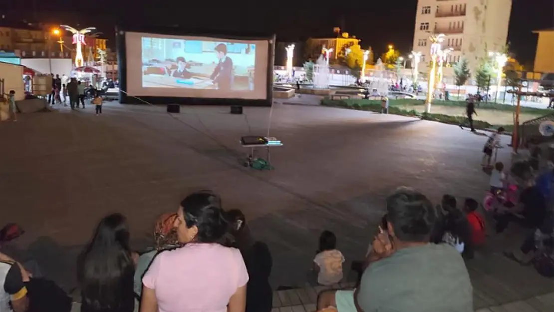 Açık hava sinema günlerine yoğun ilgi