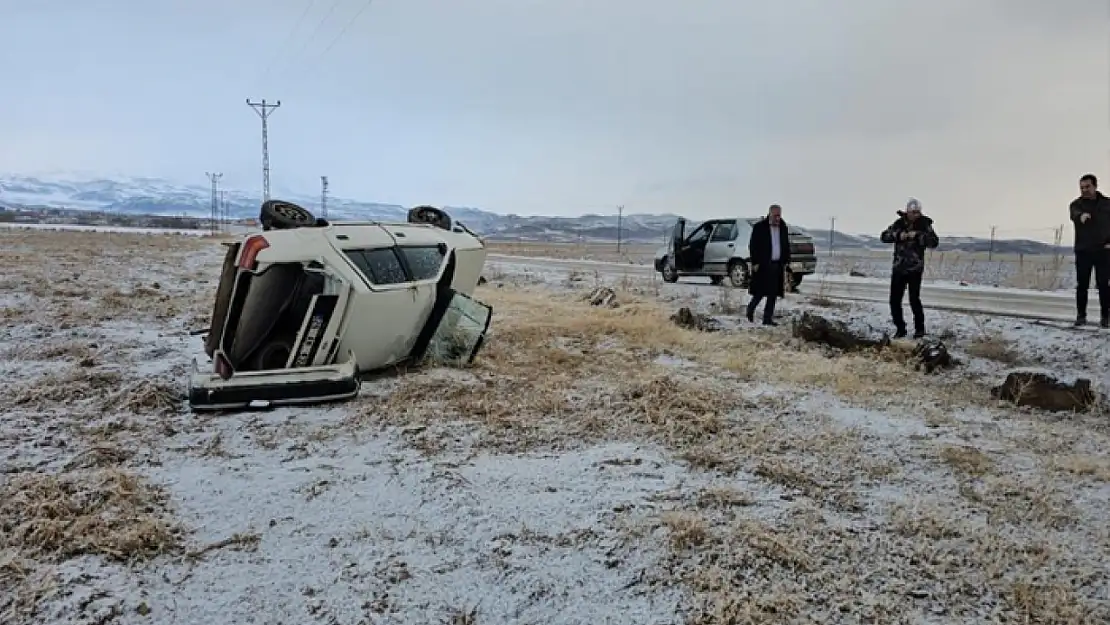 Adilcevaz'da otomobil şarampole yuvarlandı