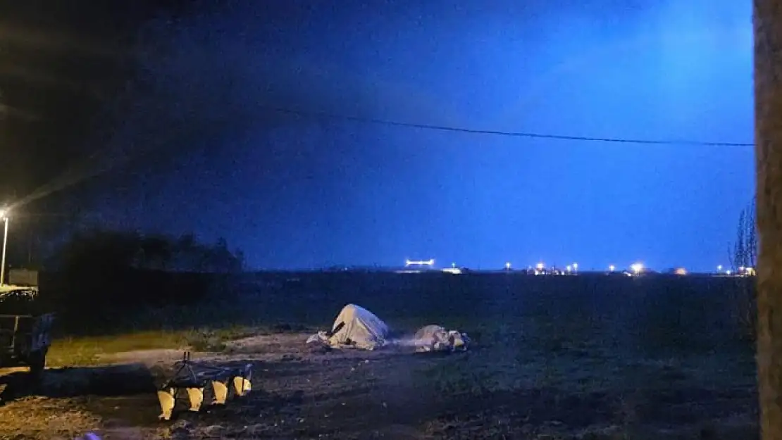 Adilcevaz'da şimşekler geceyi aydınlattı