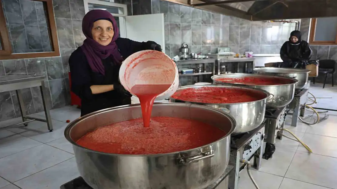 Afetzede kadınların ürettiği domates salçası aile ekonomisine katkı sağlıyor