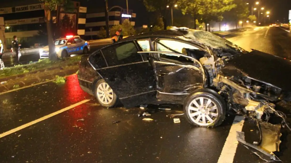 Ağaca çarpan otomobilin motoru karşı şeride uçtu: 2 ağır yaralı