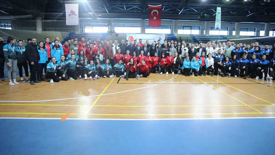 Ağrı'da düzenlenen ÜNİLİG voleybol bölgesel lig müsabakaları sona erdi