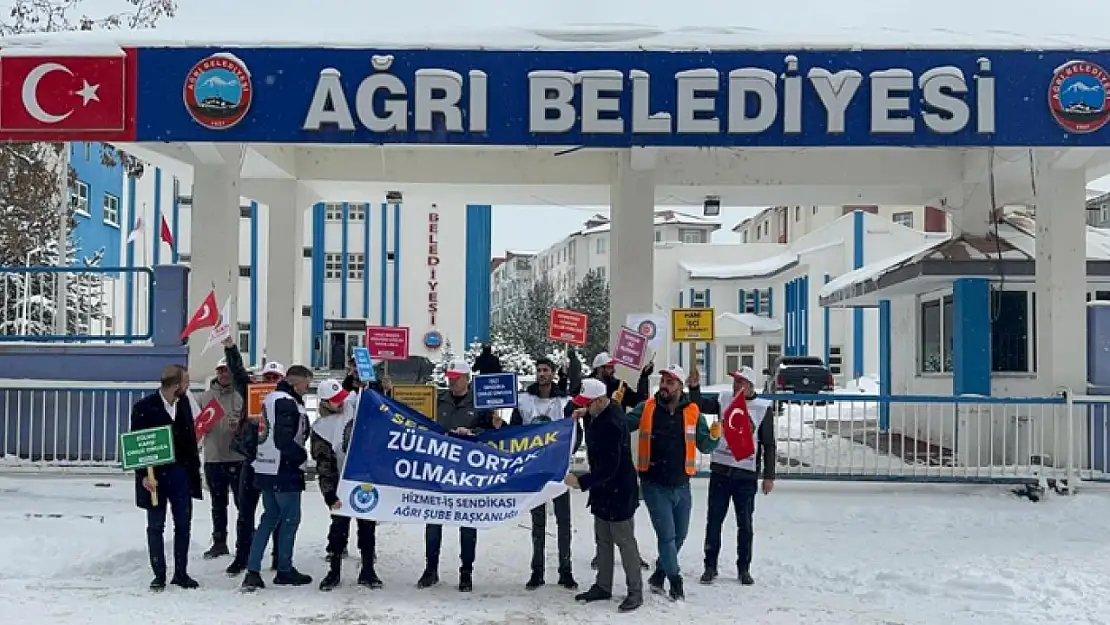 Ağrı'da işten çıkarılan işçilerden belediye önünde eylem