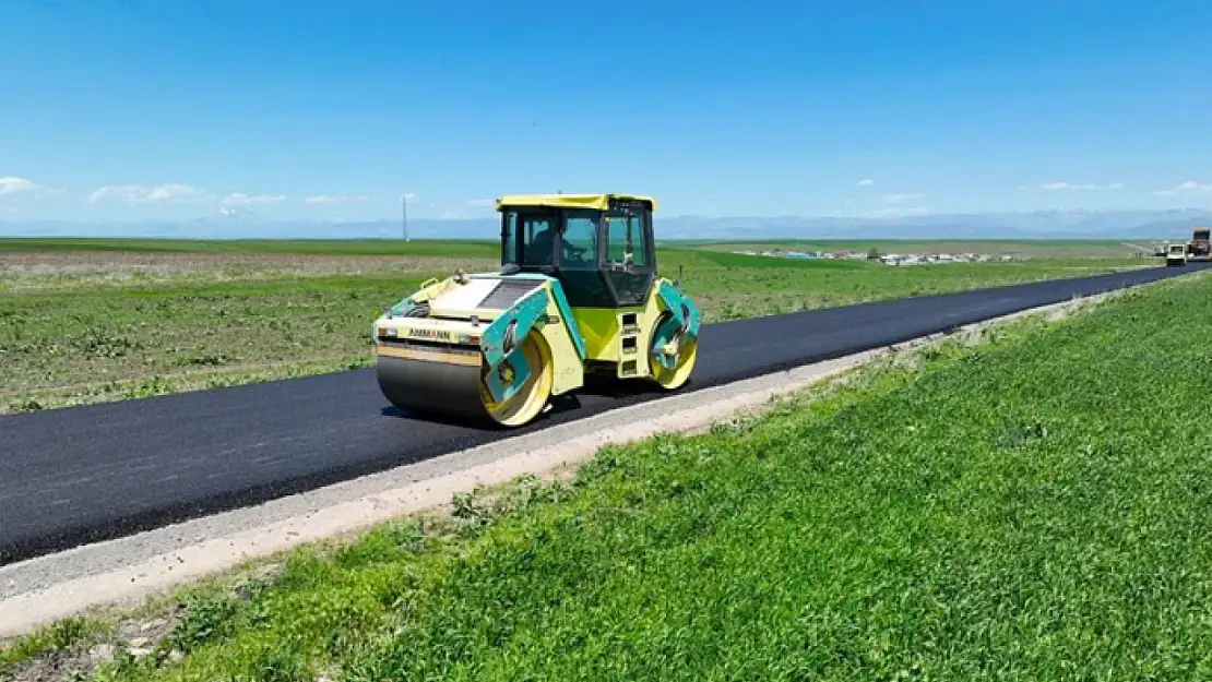 Ağrı'da Yukarı Ağadeve köyünde BSK asfalt yol çalışması tamamlandı