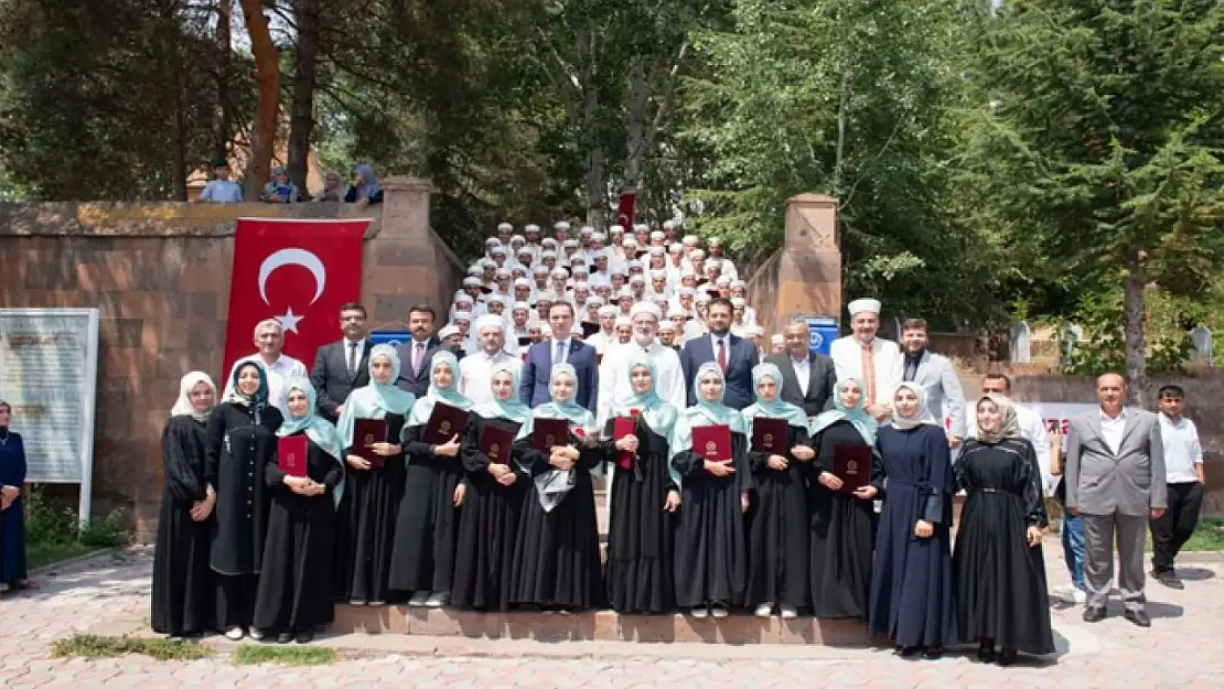 Ahlat'ta 83 öğrenci mezun olarak hafız oldu