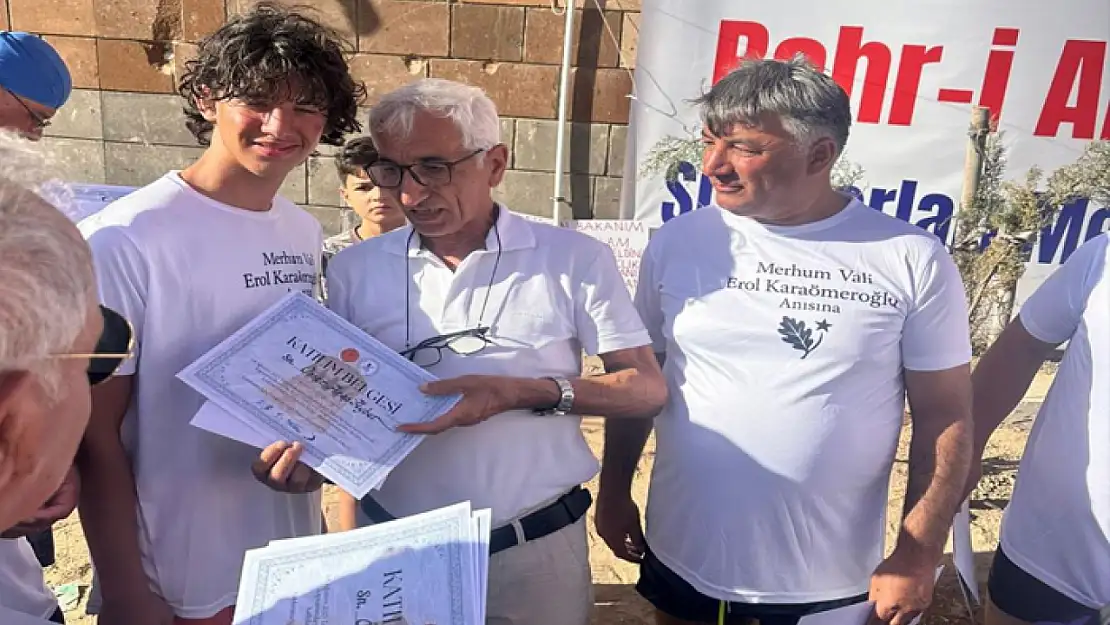Ahlat'ta yüzme maratonunun en küçüğü 3,5 saatte hedefe ulaştı