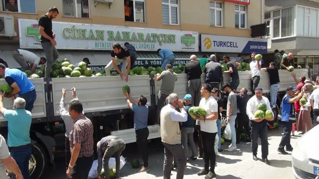 Ahlatlı çiftçi 30 ton karpuz dağıttı