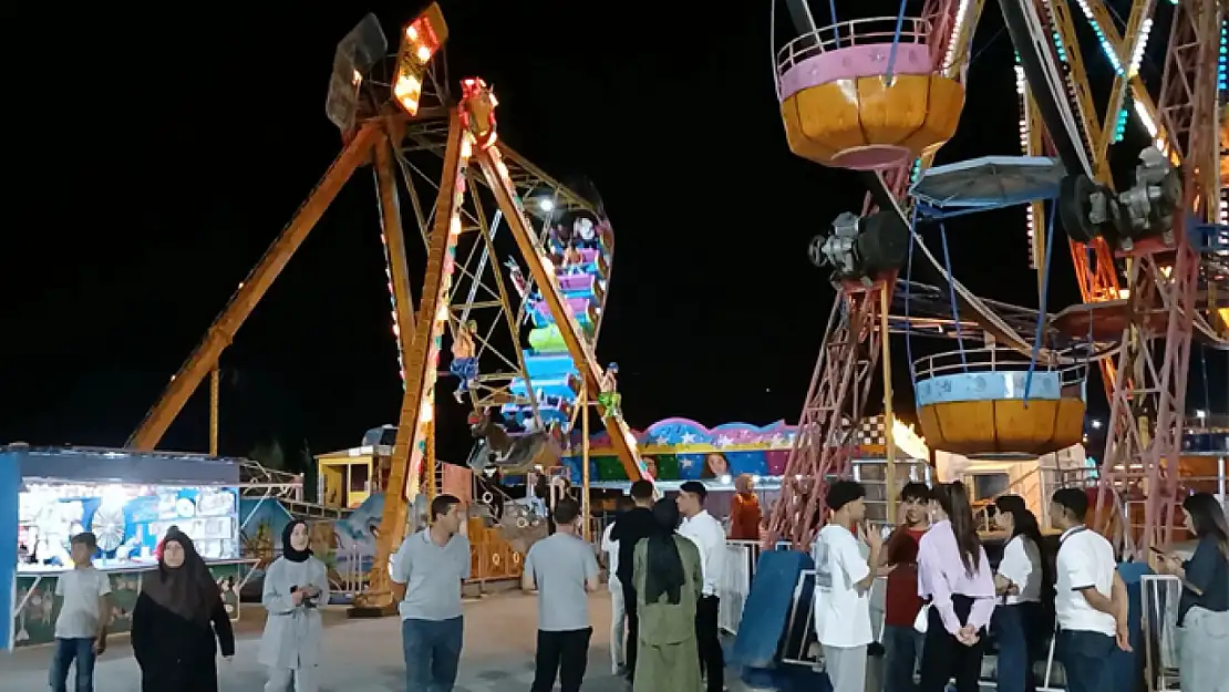 Aileler ve gençler eğlencenin tadını lunapark'ta çıkarıyor