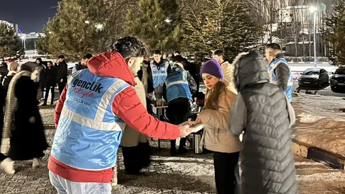 AK Parti Gençlik Kolları'ndan vatandaşlara çay ikramı