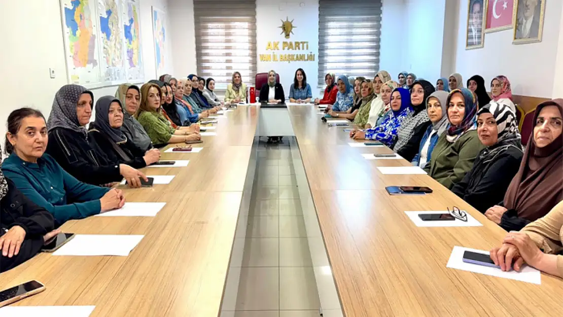 AK Parti Van İl Kadın Kolları yönetim kurulu toplantısını gerçekleştirdi
