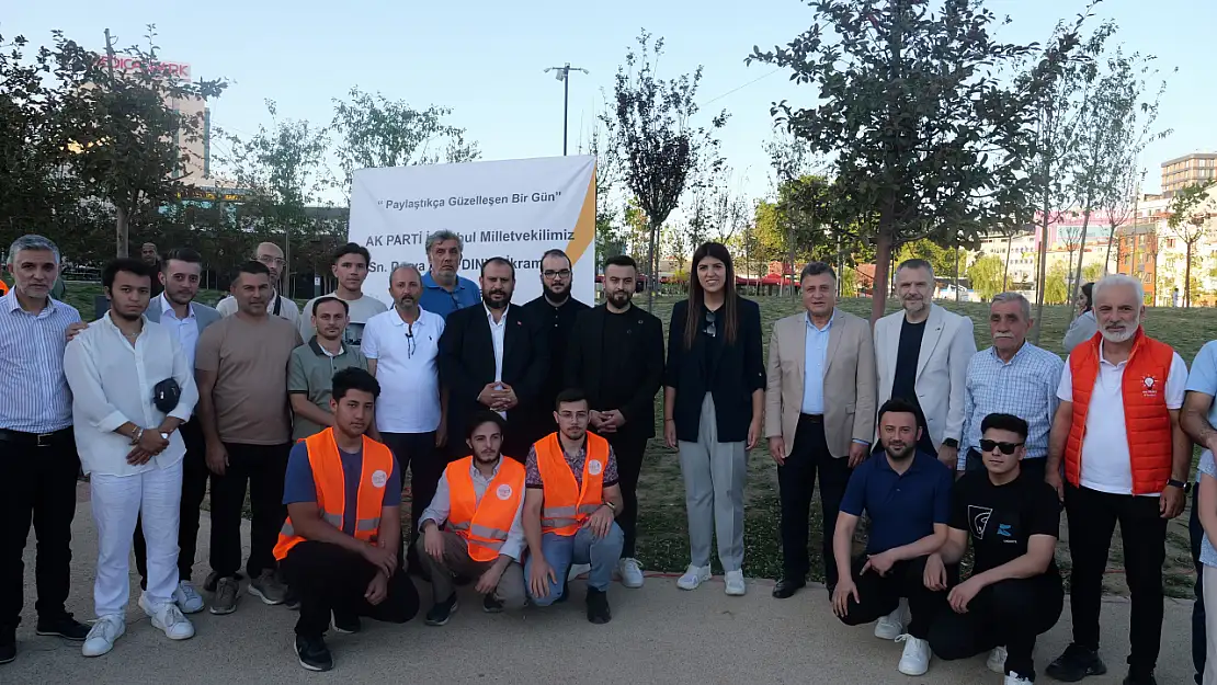 AK Partili Milletvekili Derya Ayaydın vatandaşlarla sohbet ederek dondurma ikram etti