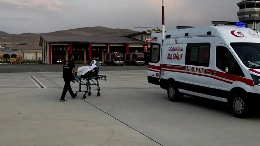 Akciğer hastası şahıs ambulans helikopter ile Van'a getirildi