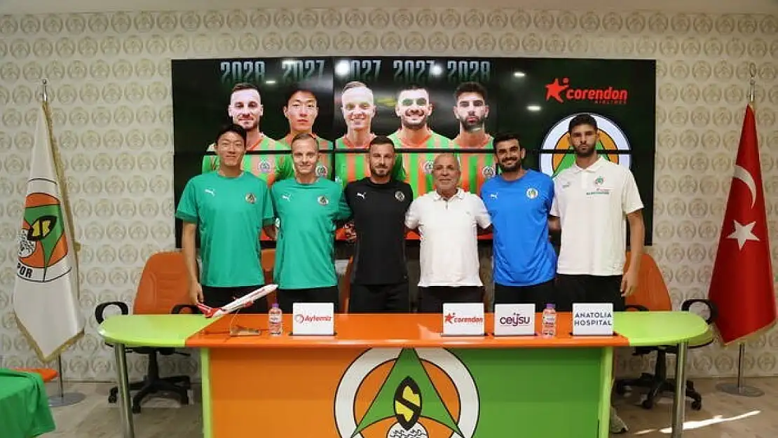 Alanyaspor, sözleşmesini uzattığı oyuncular için imza töreni düzenledi