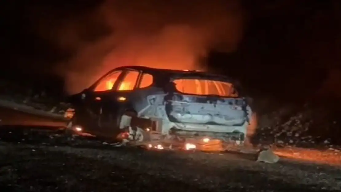 Alev alev yanan otomobil kullanılamaz hale geldi