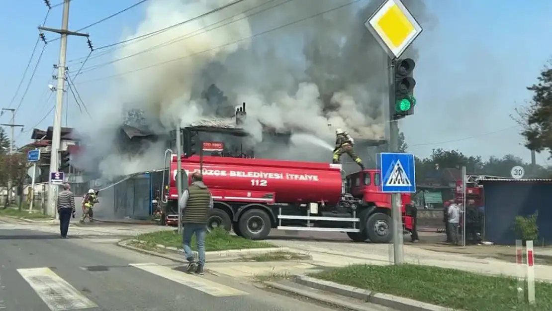 Alevler 2 katlı binayı kül etti