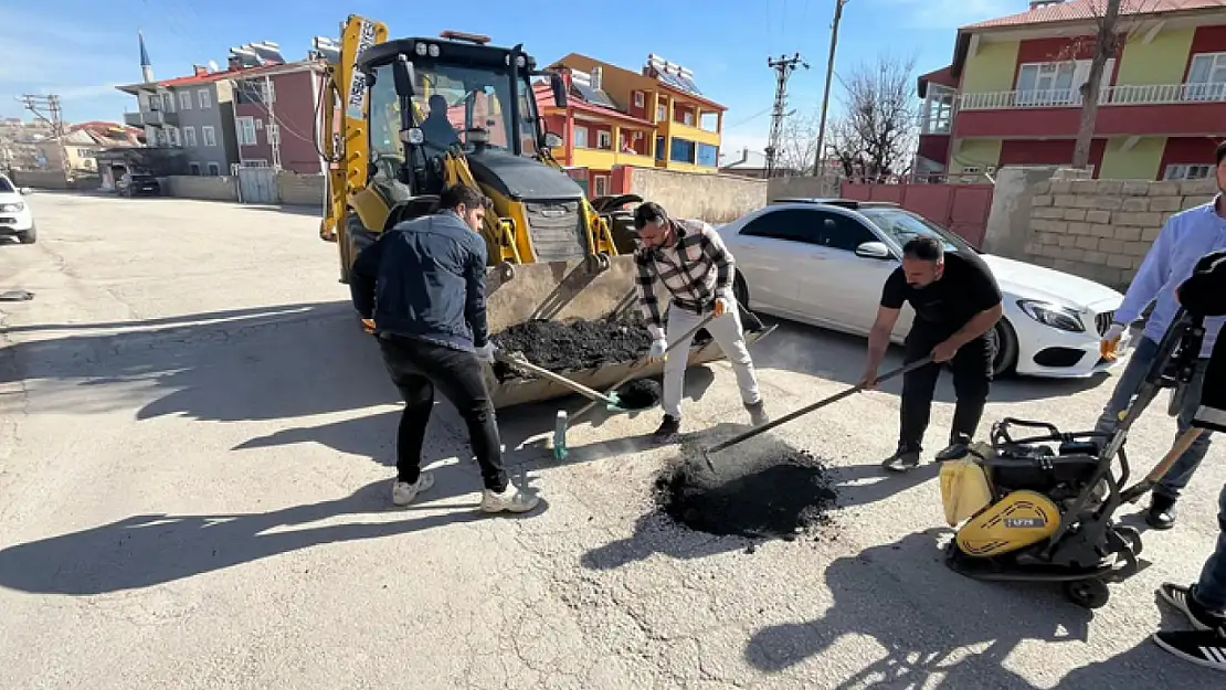 Altıntepe Mahallesi'nde asfalt yama çalışmaları