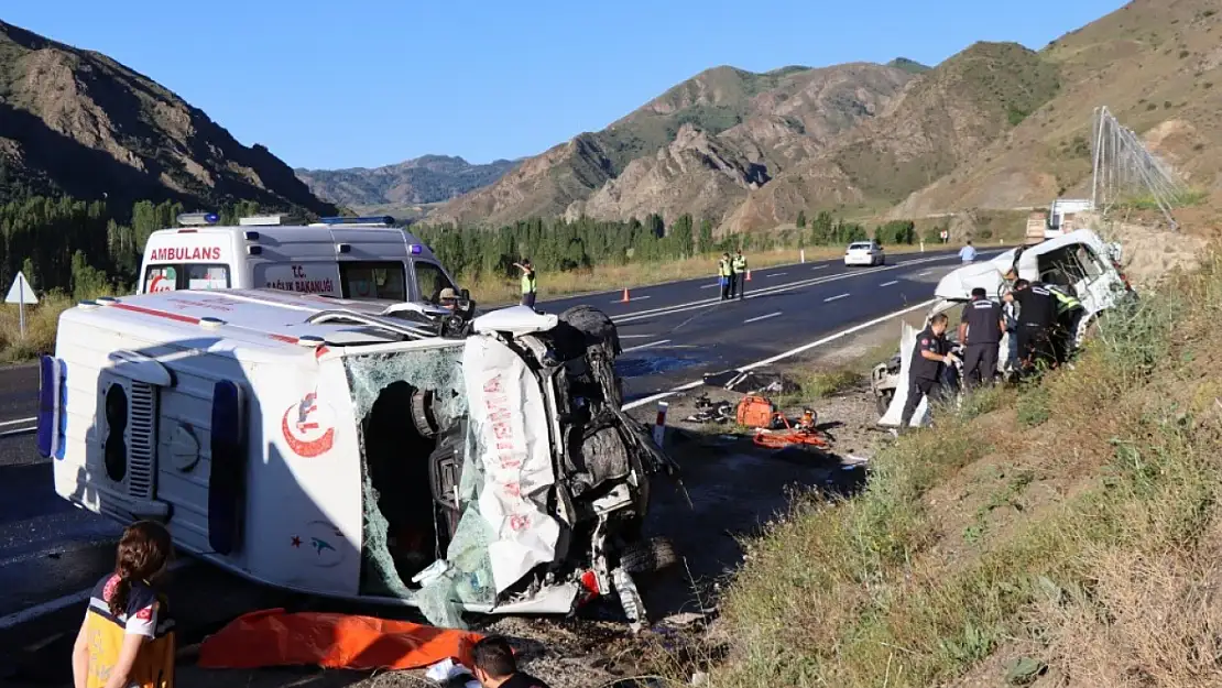 Ambulans ile hafif ticari araç çarpıştı: 4 ölü, 1 yaralı