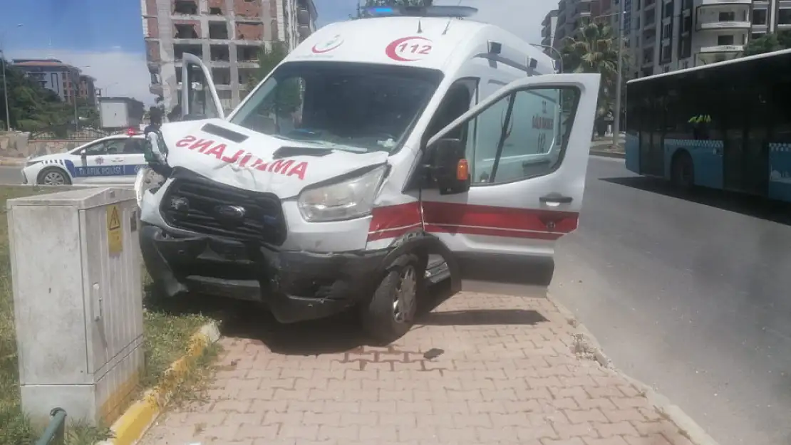 Ambulans ile otomobil çarpıştı: 2 yaralı