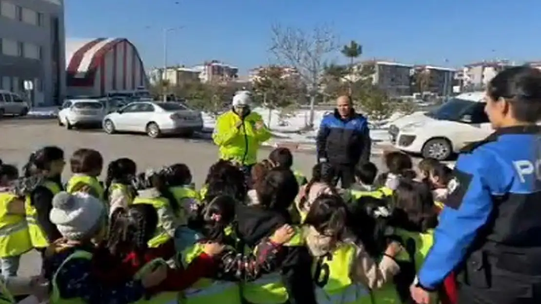 Anaokulu öğrencilerine trafik eğitimi