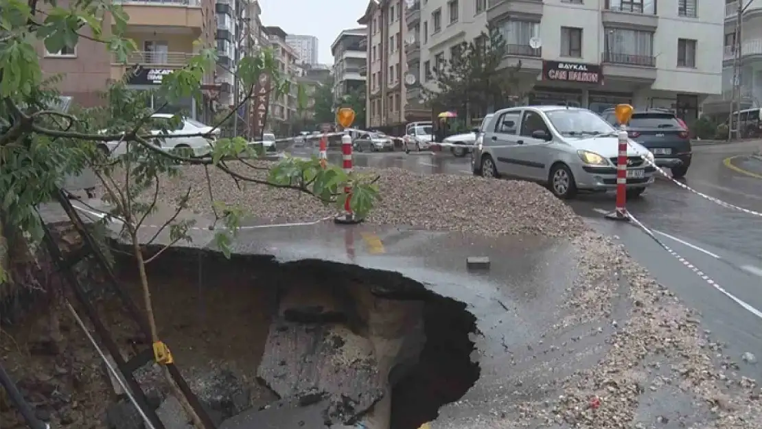 Ankara'da çöken yol elektrik direğini yuttu
