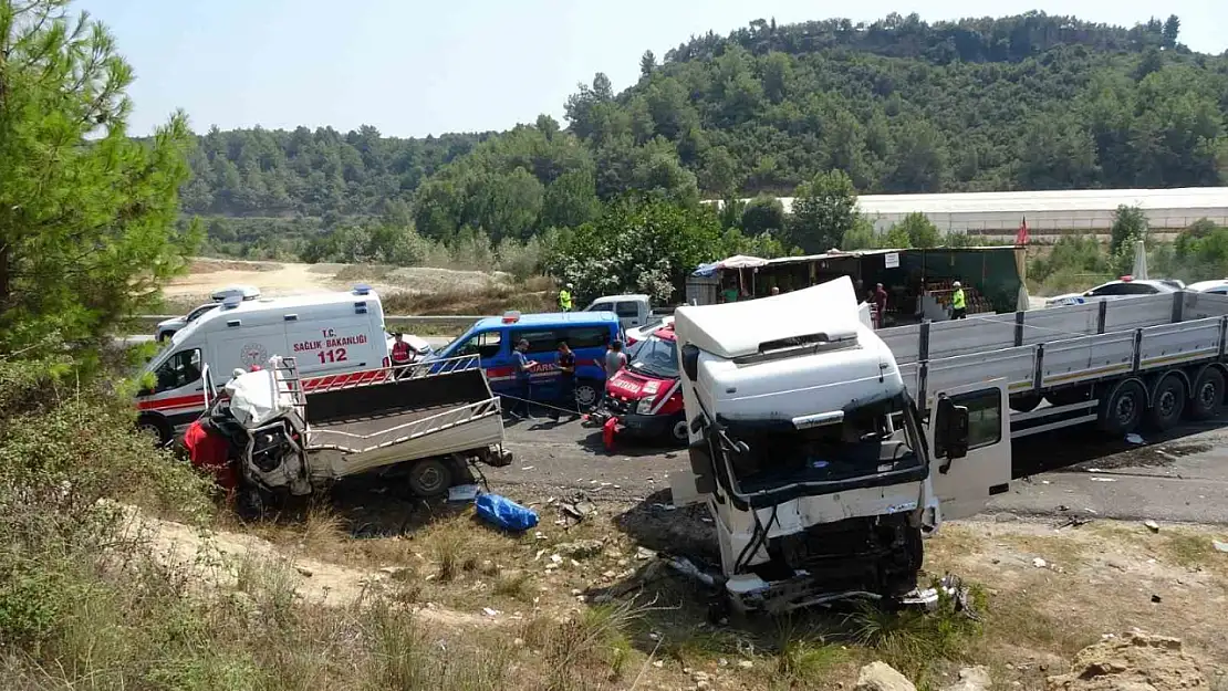 Antalya'da feci kaza: 2 ölü