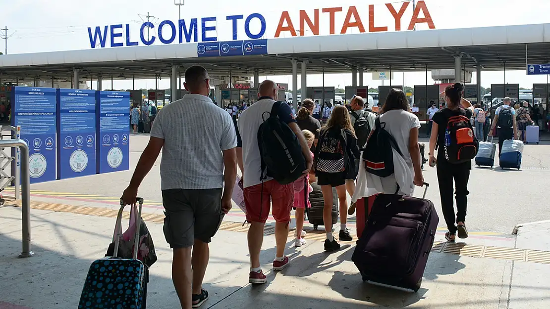 Antalya turizmde rekor yolunda: 11 ayda 16 milyonu aşkın ziyaretçi