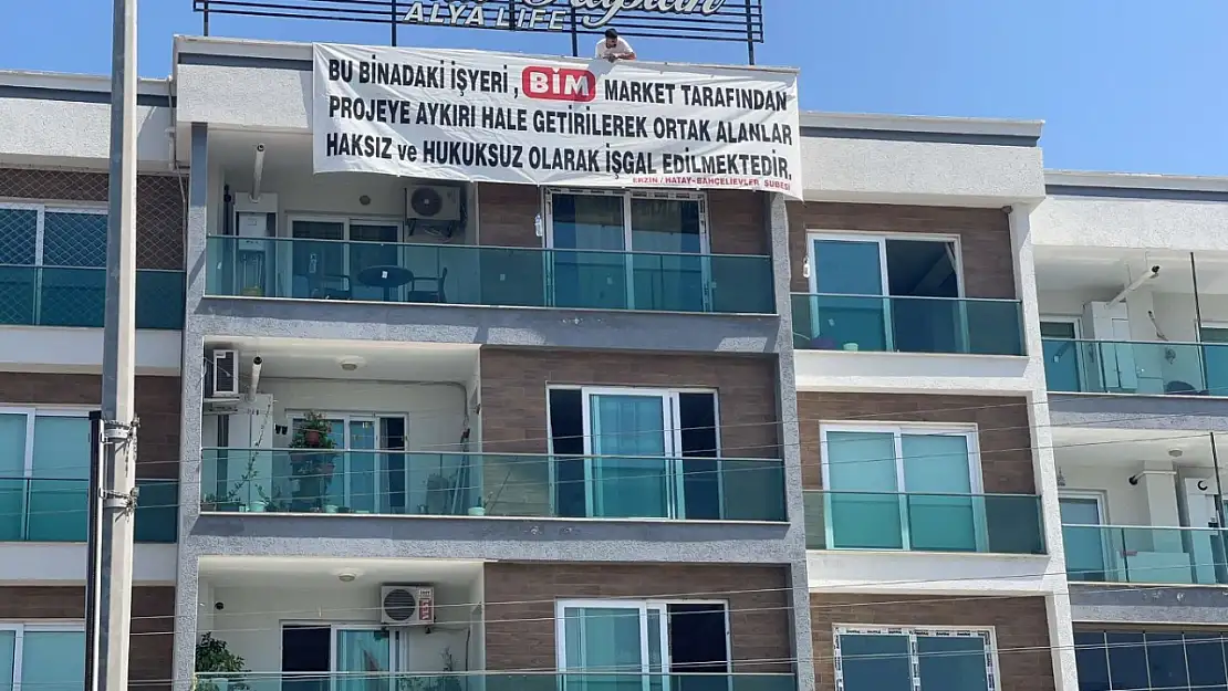 Apartman sakinlerinden BİM'e pankartlı protesto