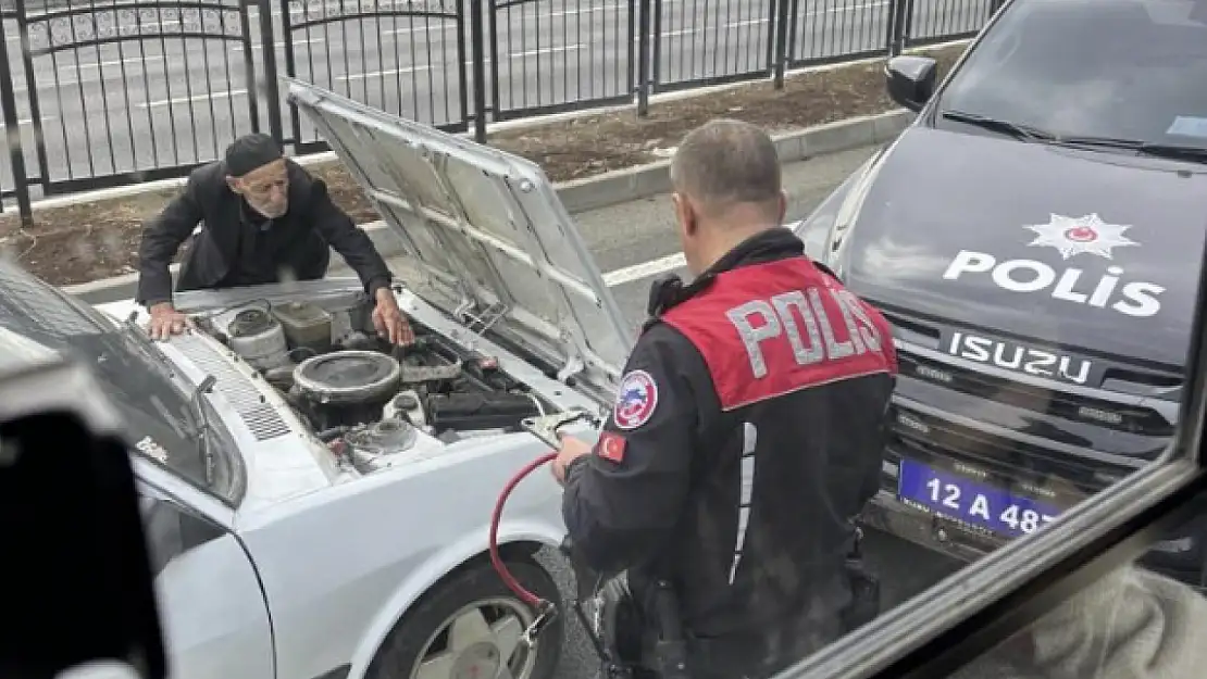 Aracı cadde ortasında bozulan yaşlı adamın yardımına polis ekipleri yetişti