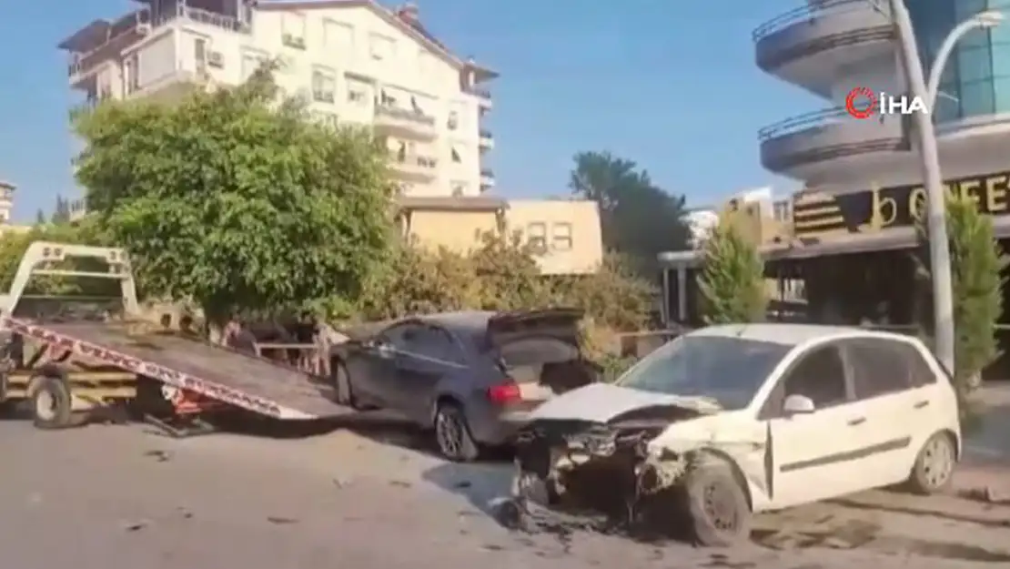 Aracın motorunu yerinden fırlatan kaza: 3 yaralı