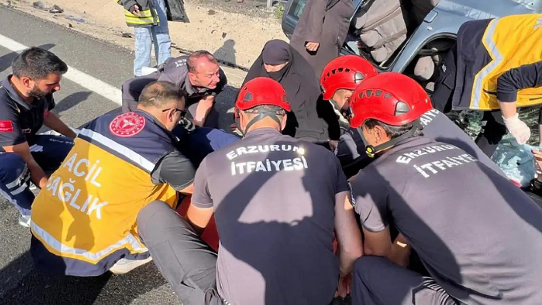 Araçta sıkışan 5 kişi kurtarıldı